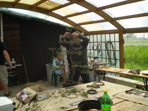 Marek ze względu na fakt , że nie pomagał, nie podpowiadał nam - prace były wyłaćznie nasze, miał czas na zajęcie sie czymś innym