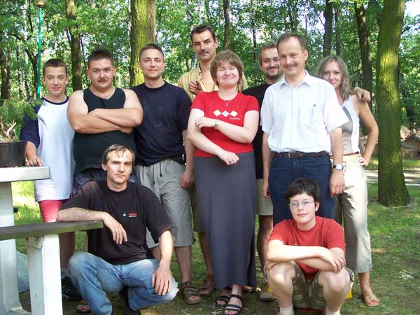 Od lewej: Ziemniok, RafaÂł, Martin, fater, AnnaDorota, Bolas, Fizyk i Âżona Martina. 
<br />PoniÂżej: KorzeĂą i syn Fizyka.