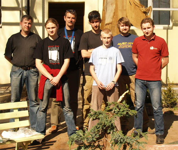 od lewej: Marcin &quot;Valheru&quot;, Bartosz Warwas, Roman &quot;Fater&quot;,Artur &quot;SirArthur&quot;, MichaÂł &quot;Ogrodnik&quot;, Damian &quot;FidelPatcha&quot;, Kamil