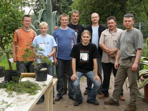 Uczestnicy spotkania. StojÂą od lewej: Obrus10, Ogrodnik, Modymentos, Fater, Bartosz, Olon, Oliwia99 i Asmod.