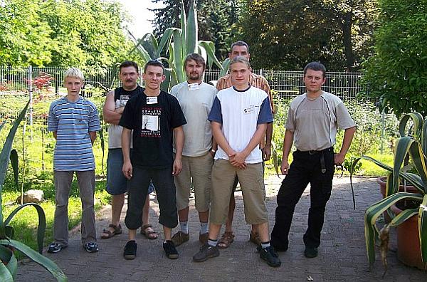 A to nasza grupa od lewej: MichaÂł -Ogrodnik, Rafal - Oliwia 99, MichaÂł Malawski, Damian - Fidelpatcha, Bartosz Warwas zasÂłaniajÂący Fatera, oraz Asmod. Za zdjciu brakuje chyba 2 osĂłb..