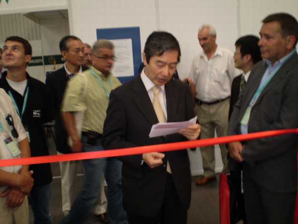 Marek Gajda a obok otwierajÂący wystawe -ambasador Japoni Pan Ryuichi Tanabe