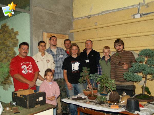 Od lewej: RafaÂł, Oliwia, Karol, Grzegorz, Roman, Bartosz, Olek, MichaÂł, Damian